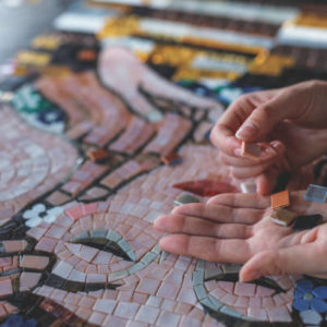 Atelier mosaïque à Lyon dans nos locaux